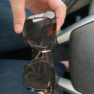 Barack and brown used Quay sunglasses.